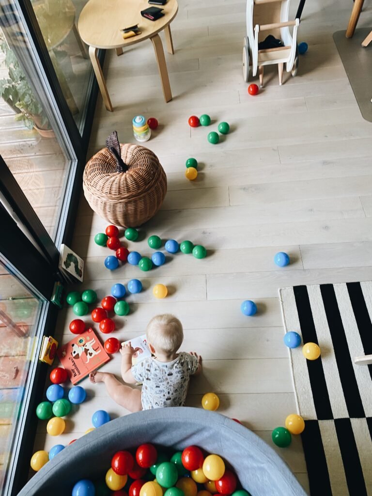 kūdikių raida žaidimai veiklos idėjos žaislai kūdikiams lėlė kamuoliukų baseinas